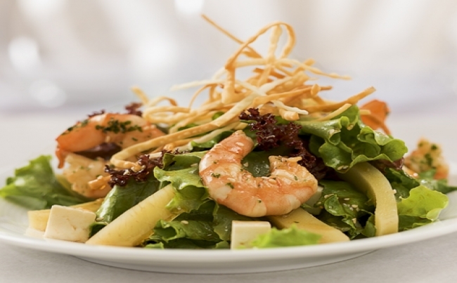 Ensalada crujiente con langostinos